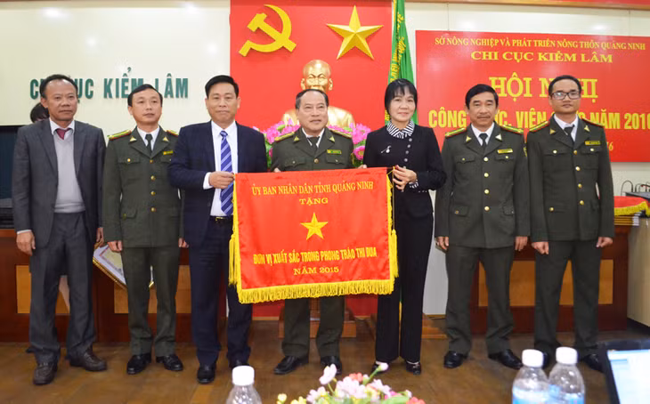 tập thể Chi Cục Kiểm lâm Quảng Ninh đã được UBND tỉnh tặng cờ đơn vị dẫn xuất sắc trong phòng trào thi đua năm 2015