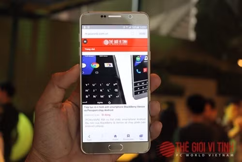 Điện thoại Galaxy Note 5 chạy giao diên PC World Vietnam Online.
