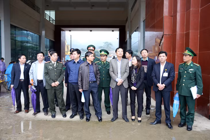 Đồng chí Nguyễn Văn Đọc, Bí thư Tỉnh ủy kiểm tra tại Cửa khẩu Bắc Phong Sinh.