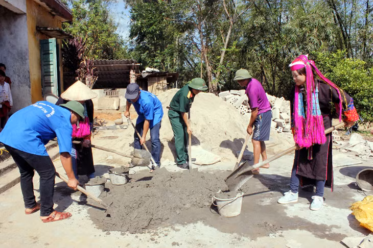 Cán bộ, chiến sĩ Lâm trường 42 và đoàn thanh niên địa phương giúp gia đình ông Choỏng Bắc Tài, bản Phình Hồ, xã Bắc Sơn (TP Móng Cái) xây nhà bếp, nhà vệ sinh.
