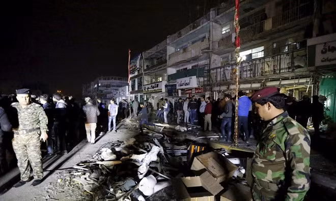 Hiện trường vụ tấn công trung tâm mua sắm ở phía Đông Baghdad. (Ảnh: Reuters)