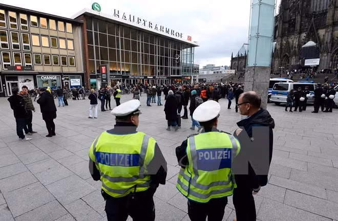 Lực lượng an ninh Đức được triển khai bên ngoài nhà ga Koln ở Cologne. (Nguồn: AFP/TTXVN)