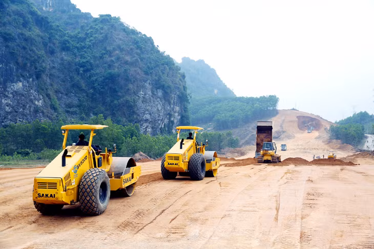 Dự án cao tốc Hạ Long - Vân Đồn đang được nhà thầu đẩy nhanh tiến độ thi công hạng mục nền đường.