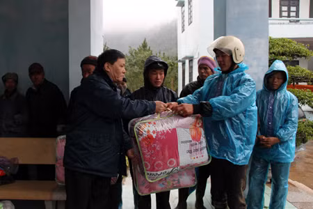 Đồng chí Nguyễn Như Hiền, Phó Chủ tịch Thường trực HĐND tỉnh trực tiếp trao tặng chăn ấm mùa đông cho gia đình khó khăn xã Húc Động, huyện Bình Liêu