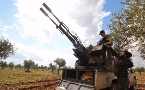 Phe đối lập lắp súng phòng không để bắn máy bay của quân Chính phủ Syria. (Ảnh Reuters).