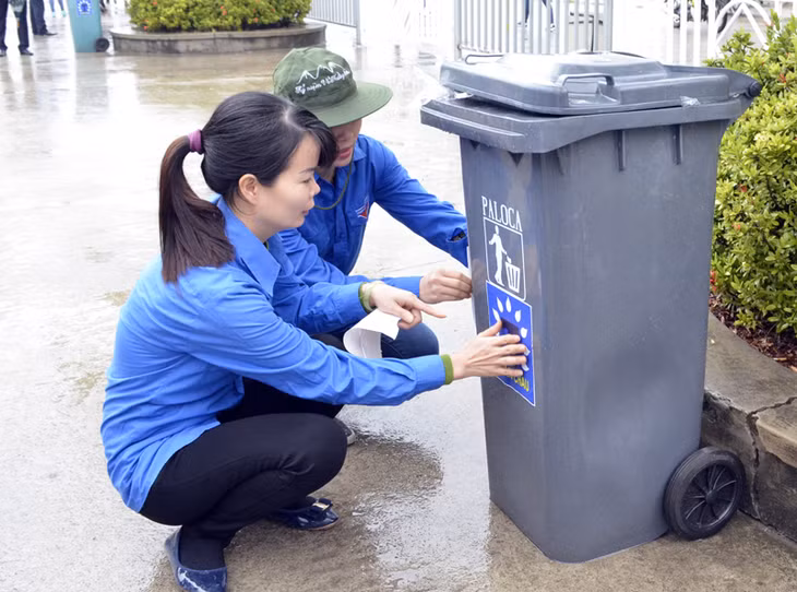 Các đoàn viên thanh niên tham gia lắp đặt 30 thùng rác tại dọc cầu Cảng Tuần Châu