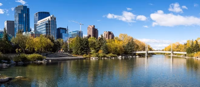  Calgary, Canada Calgary trở thành một trong những thành phố sạch nhất thế giới nhờ việc khởi xướng xanh của hội đồng thành phố. Người dân và du khách cũng có thể bị phạt nặng vì hành vi xả rác, vứt thuốc lá hoặc ném rác thải qua cửa ôtô. Chính quyền cũng đề xuất những hỗ trợ tài chính cho lối sống xanh của người dân như sử dụng sản phẩm hữu cơ, hạn chế rác thải từ đồ gói bọc bữa trưa.
