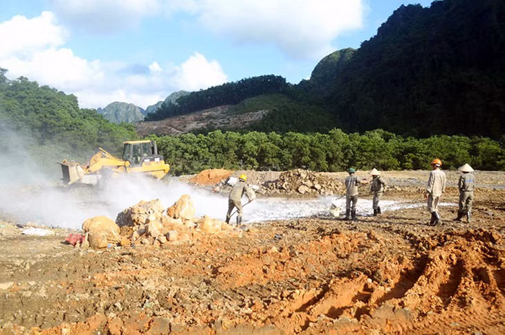 Rác thải tại bãi xử lý rác Quang Hanh sau khi chôn lấp được phủ một lớp chế phẩm sinh học EM Bokashi, không gây ô nhiễm mỗi trường.