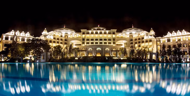 Vinpearl Hạ Long Bay Resort (đảo Rều, phường Bãi Cháy, TP Hạ Long), khu nghỉ dưỡng 5 sao đẳng cấp quốc tế trên biển đầu tiên và lớn nhất miền Bắc, được khai trương ngày 31-10-2015, công trình chào mừng thành công Đại hội Đảng bộ tỉnh Quảng Ninh lần thứ XIV. Ảnh: Nghĩa Hiếu