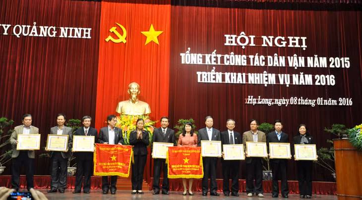 Đồng chí Đỗ Thị Hoàng, Phó Bí thư Thường trực Tỉnh ủy, Trưởng Đoàn ĐBQH trao cờ đơn vị xuất sắc trong phong trào thi đua cụm Ủy ban MTTQ và các đoàn thể của UBND tỉnh cho Hội LHPN tỉnh và Liên Hiệp Hội Khoa học kỹ thuật tỉnh