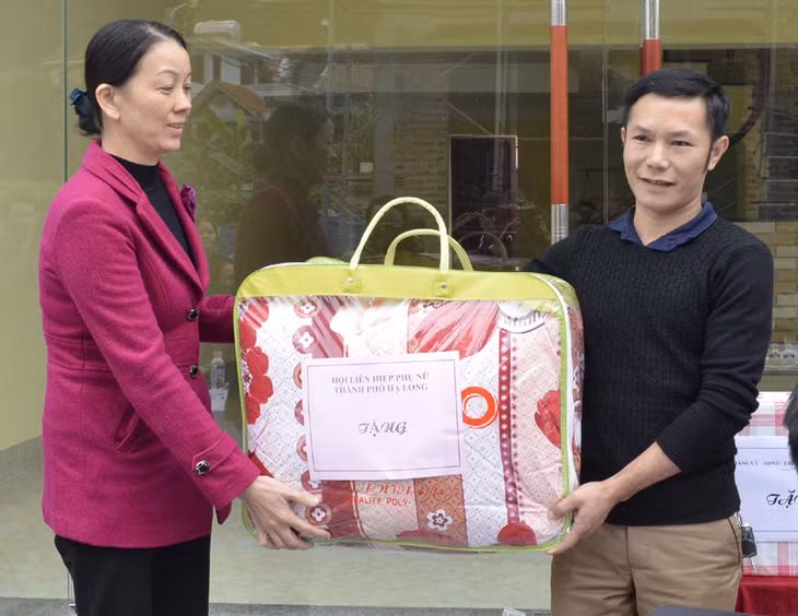Các ban ngành, đoàn thể địa phương trao tặng quà cho anh Cao Tiến Vỹ