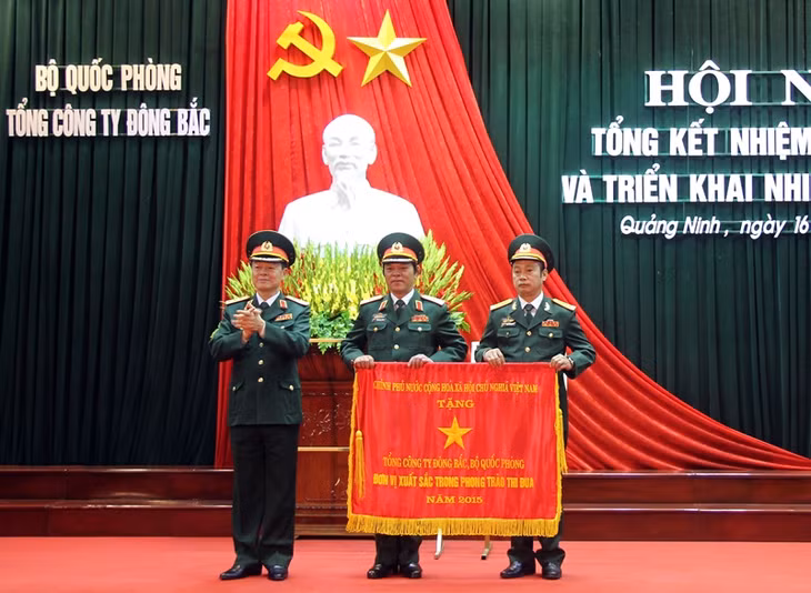 Thừa ủy quyền của Thủ tướng Chính phủ, Thượng tướng Lê Hữu Đức - Uỷ viên BCH Trung ương Đảng, Uỷ viên Quân ủy Trung ương, Thứ trưởng Bộ Quốc phòng trao tặng Cờ dẫn đầu đơn vị thi đua cho Tổng Công ty Đông Bắc