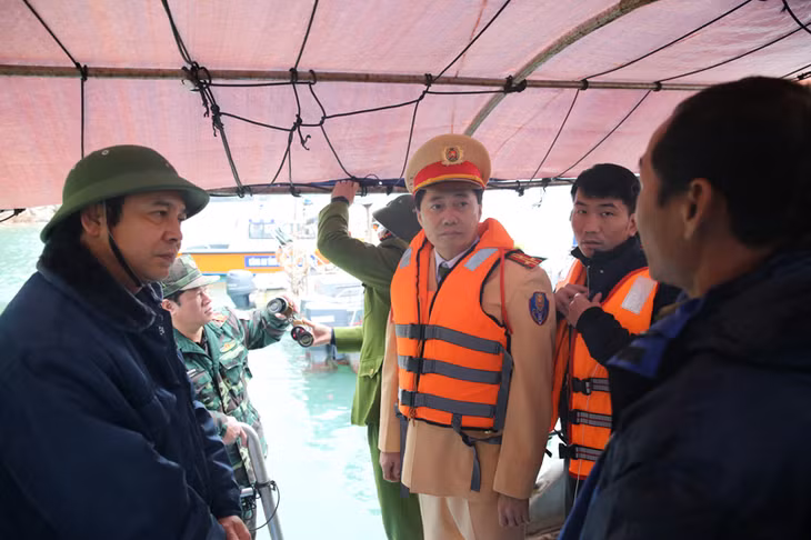 Đồng chí Đặng Huy Hậu, Phó Chủ tịch Thường trực UBND tỉnh cùng các lực lượng chức năng bàn phương án .