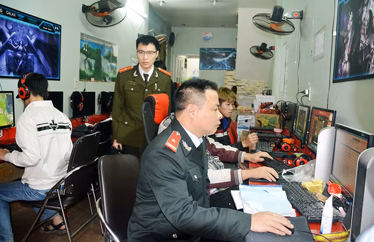 Thanh tra Sở Thông tin - Truyền thông phối hợp với Đoàn thanh tra liên ngành của tỉnh kiểm tra cơ sở kinh doanh internet 89 Gaming, tại tổ 7, khu 3, phường Hồng Gai (TP Hạ Long).