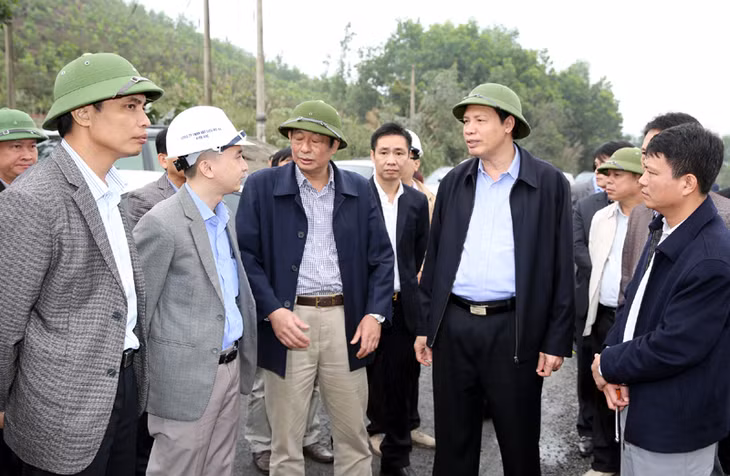Đồng chí Nguyễn Đức Long, Phó Bí thư Tỉnh ủy, Chủ tịch UBND tỉnh nghe nhà thầu báo cáo tiến độ thực hiện Cao tốc Hạ Long - Vân Đồn.