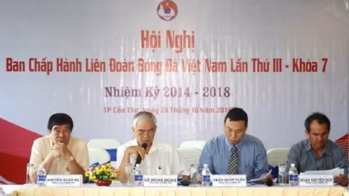4 vị lãnh đạo VFF đã không còn nhìn về một hướng. (Ảnh: Thanh Niên).