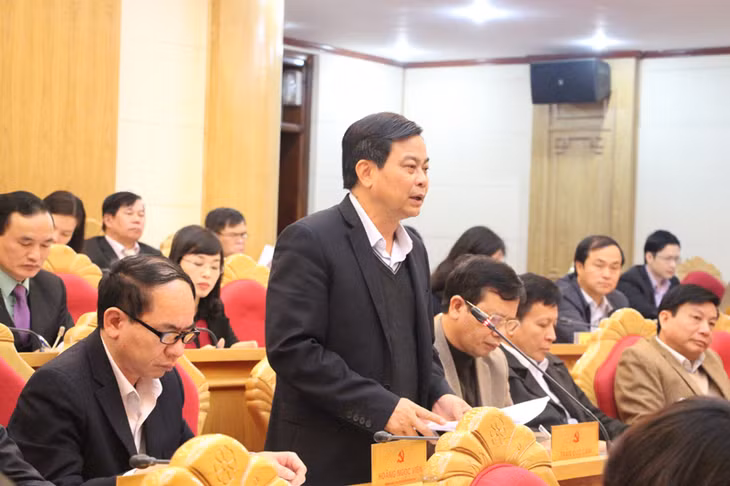 Đồng chí Trần Đức Lâm, Bí thư Thành ủy Hạ Long góp ý kiến vào dự thảo Nghị quyết Nghị quyết của Ban Chấp hành Đảng bộ tỉnh về phát triển dịch vụ tỉnh Quảng Ninh giai đoạn 2016-2020, tầm nhìn 2030. 