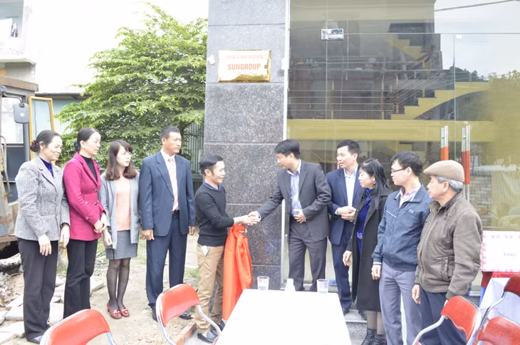 Đại diện lãnh đạo UBND Thành phố, Công ty Mặt trời Hạ Long và các ban ngành, đoàn thể bàn giao nhà cho anh Cao Tiến Vỹ