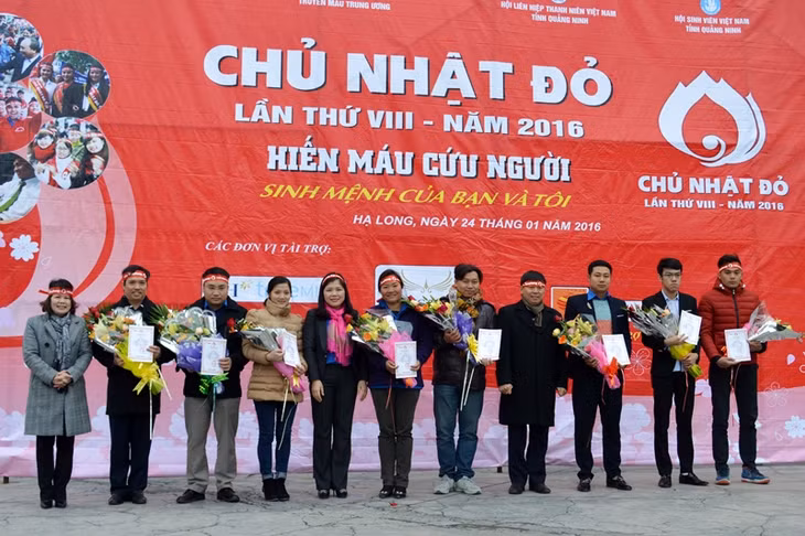 Ban tổ chức tặng hoa cho các đơn vị tham gia hiến máu