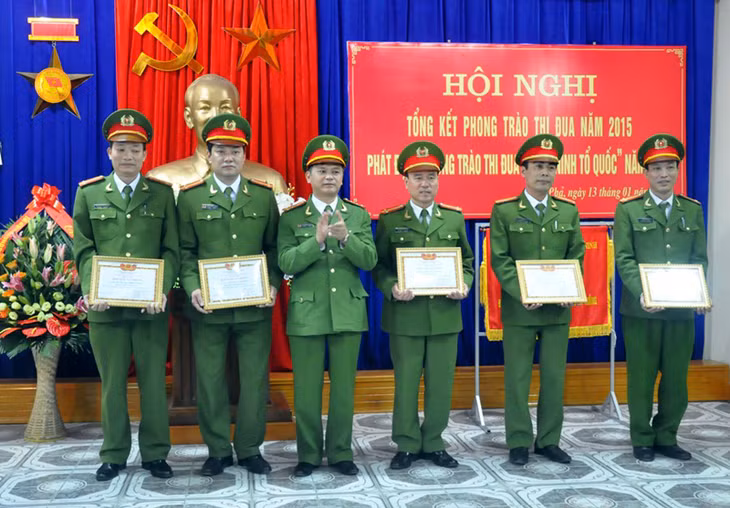 Lãnh đạo Công an tỉnh trao danh hiệu quyết thắng cho các tập thể.