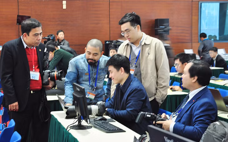 Các nhà báo tác nghiệp tại Trung tâm báo chí.