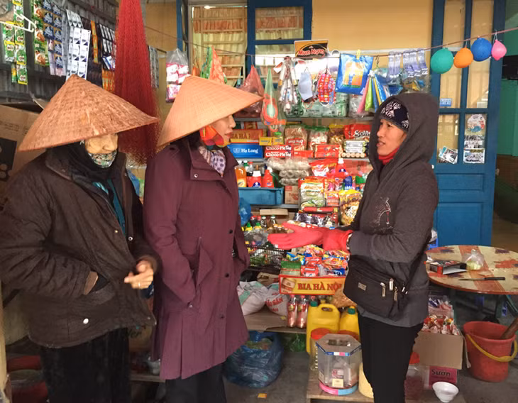 Đồng chí Vũ Thị Thu Thủy, Phó Chủ tịch UBND tỉnh kiểm tra công tác phòng chống rét đậm rét hại khu tái định cư làng chài Hà Phong 