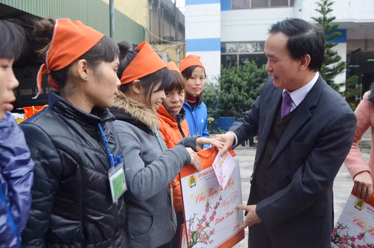 Đồng chí Trần Danh Chức, Chủ tịch LĐLĐ tỉnh tặng quà cho công nhân có hoàn cảnh khó khăn Công ty TNHH Everbest Việt Nam.