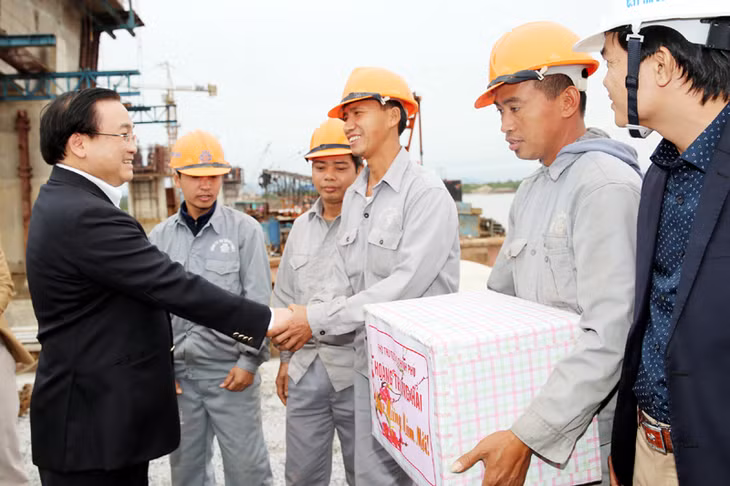 Phó Thủ tướng Hoàng Trung Hải tặng quà cán bộ, công nhân thi công Gói thầu XL-05, Dự án đường nối TP Hạ Long với Cầu Bạch Đằng.