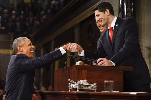 Tổng thống Mỹ Barack Obama bắt tay Chủ tịch Hạ viện Mỹ Paul Ryan. (ảnh: Press Pool).