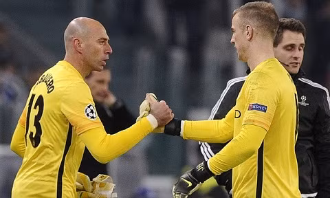 Caballero (số 13) luôn bắt chính ở Cúp Liên đoàn Anh mùa này cho Man City