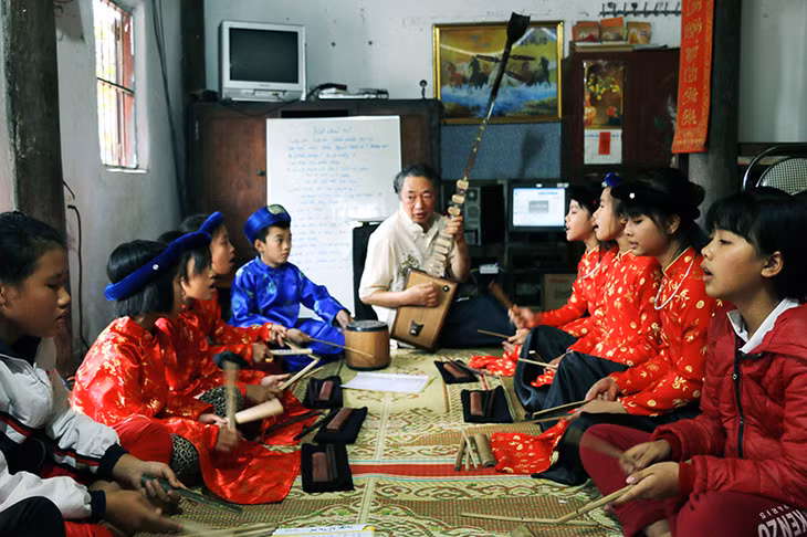 Lớp học ca trù miễn phí của thầy Hựu ở khu Yên Lập Đông, phường Minh Thành thu hút 19 em nhỏ đang theo học.