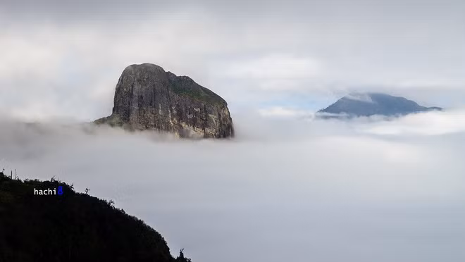 Vượt qua khu rừng thủy tinh, chúng tôi đã đến được đỉnh núi Nhìu Cồ San với độ cao 2.966 m. Ngọn núi vươn mình ngạo nghễ giữa mây trời. Đây là một đỉnh thuộc top 10 ngọn núi cao nhất Việt Nam.