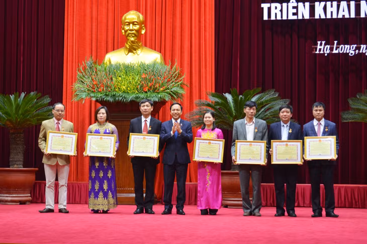 Đồng chí Đặng Huy Hậu, Phó Chủ tịch Thường trực UBND tỉnh trao tặng danh hiệu chiến sĩ thi đua cấp tỉnh cho các cá nhân.