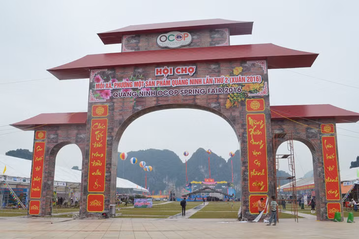 Cổng chính của hội chợ được trang hoàng đẹp mắt
