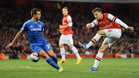 Arsenal (phải) đủ sức nghiền nát một Chelsea vẫn đang loay hoay chưa thoát khỏi khủng hoảng