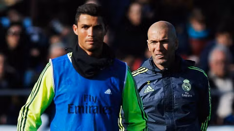 Zidane và Ronaldo trong một buổi tập của Real.