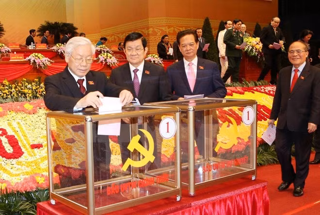  Các đồng chí lãnh đạo Đảng, Nhà nước và đại biểu bỏ phiếu bầu Ban Chấp hành Trung ương Đảng khóa XII. (Ảnh: TTXVN)