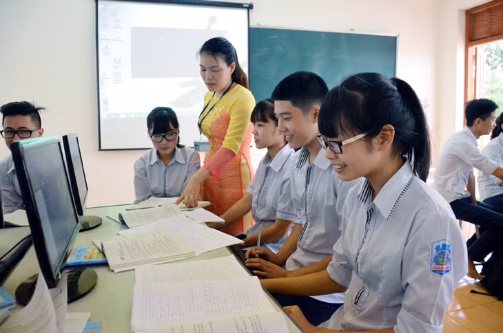 Giờ tin học của cô và trò lớp 11A2, Trường THPT Hoành Bồ. 