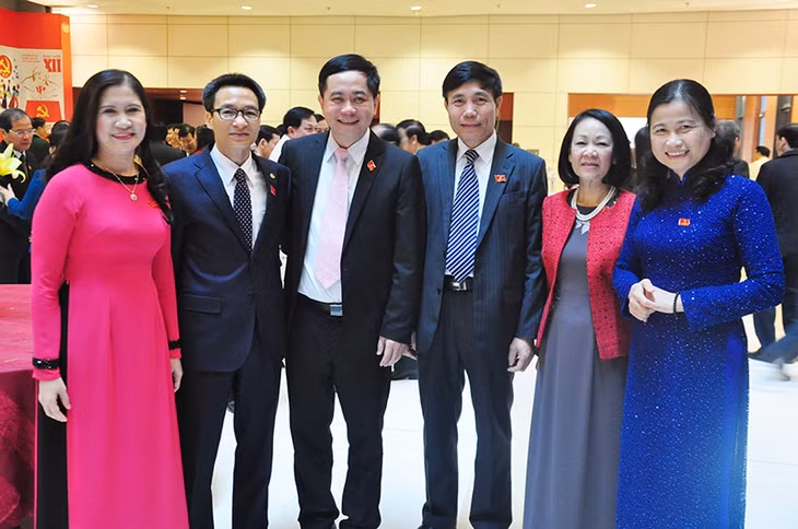 Đoàn đại biểu Đảng bộ tỉnh cùng Phó Thủ tướng Chính phủ Vũ Đức Đam tại Đại hội XII của Đảng.