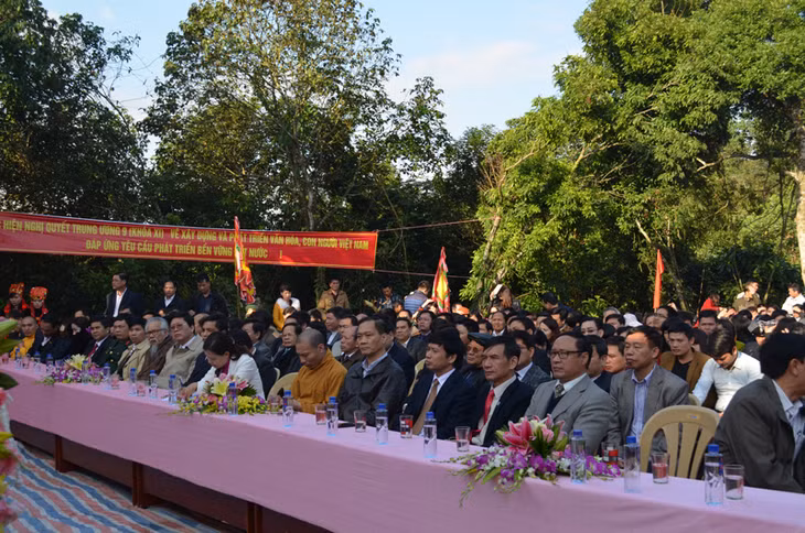 Các đại biểu tham dự lễ khánh thành Miếu Ông.