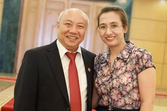 BTV Vân Anh rạng rỡ bên người bạn đời.