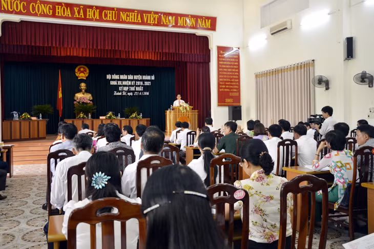 Quang cảnh kỳ họp thứ nhất HĐND huyện Hoành Bồ, khóa XIX, nhiệm kỳ 2016-2020.