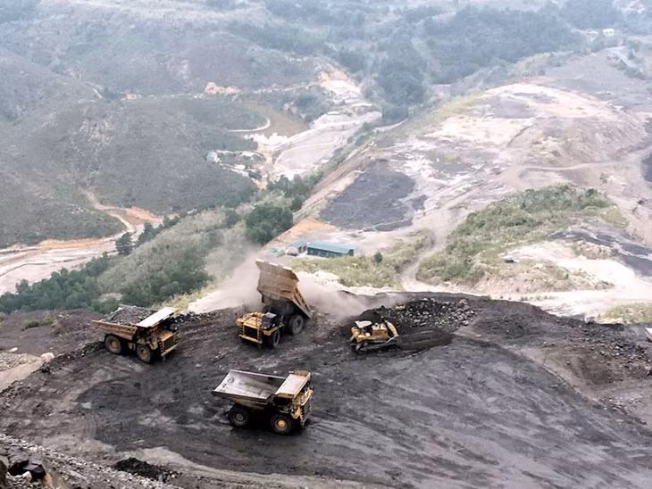 Công tác phối hợp giữa các đơn vị trong quá trình khai thác, vận chuyển, đổ thải đất đá tại bãi thải Bàng Nâu (TP Cẩm Phả) vẫn tiềm ẩn nhiều nguy cơ gây mất an toàn.