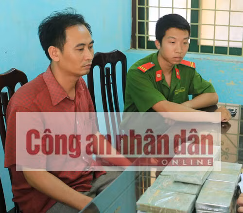 Đối tượng Phan Văn Sự và tang vật vụ án.