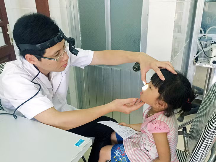 ĐVTN Bệnh viện Sản - Nhi khám chữa bệnh miễn phí cho nhân dân xã đảo Ngọc Vừng (Vân Đồn) trong Chiến dịch thanh niên tình nguyện hè 2016.
