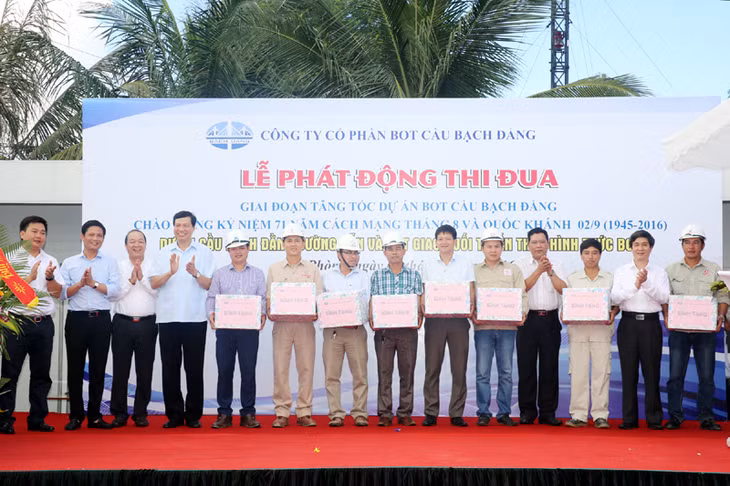 Đồng chí Nguyễn Đức Long, Phó Bí thư Tỉnh uỷ, Chủ tịch UBND tỉnh tặng quà cho đại diện các nhà thầu.