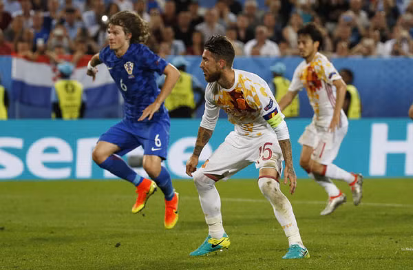 Sergio Ramos sau pha sút hỏng phạt đền. Ảnh: Reuters.