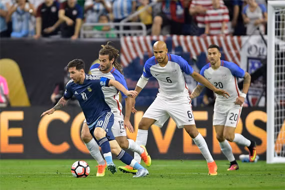 Messi đi bóng trước ba cầu thủ Mỹ. Ảnh: Reuters