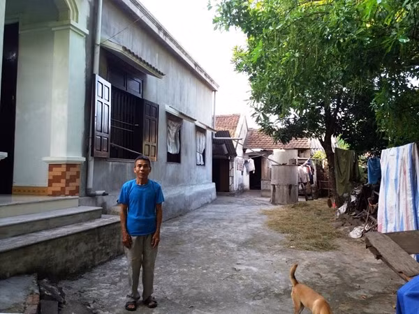 Thương binh Võ Khắc Kiên trước mảnh đất bị em trai kiện đòi chia.