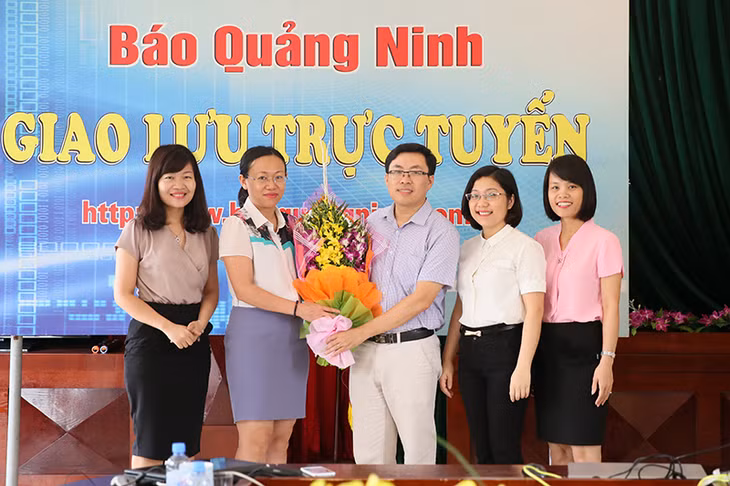Lãnh đạo Báo Quảng Ninh tặng hoa Bác sĩ chuyên khoa nhi Dương Văn Linh, Bệnh viện Sản – Nhi Quảng Ninh.